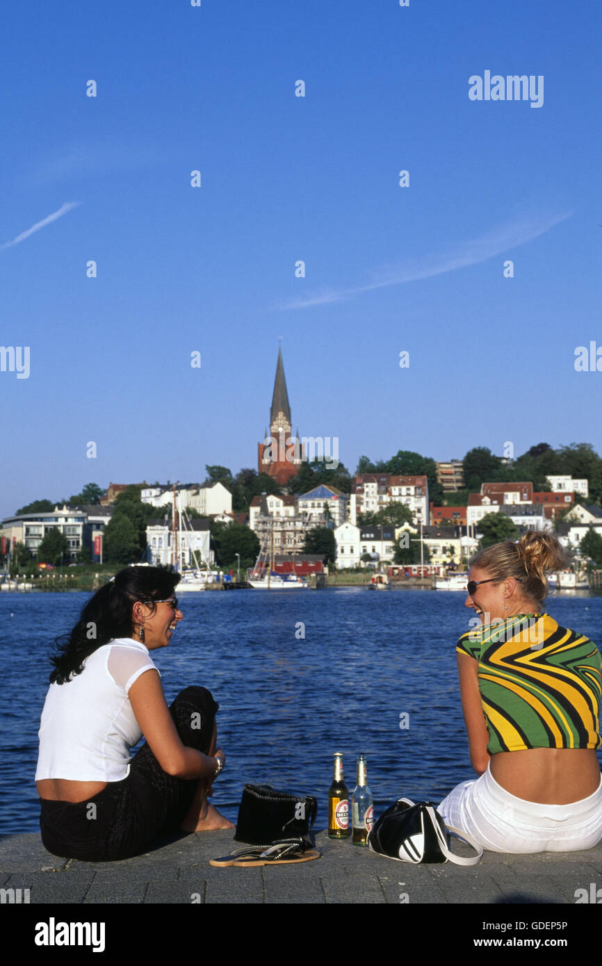 Zwei Mädchen im Hafen von Flensburg, Schleswig-Holstein, Deutschland Stockfoto