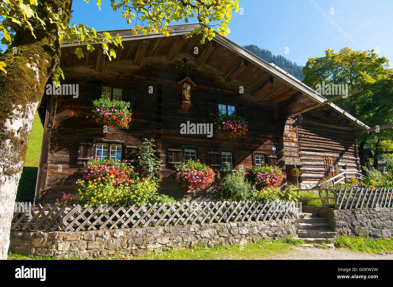 Traditionelles Bauernhaus in Gerstruben in der Nähe von Oberstdorf, Allgäu, Bayern, Deutschland Stockfoto