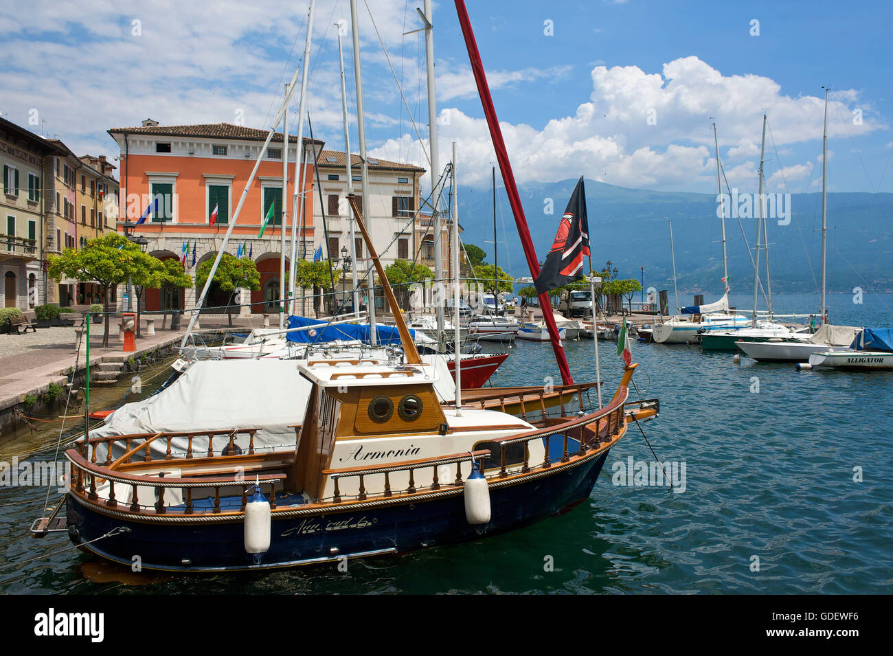 Hafen, Gardone Riviera, Gardasee, Lombardei, Italien / Lago di Garda Stockfoto