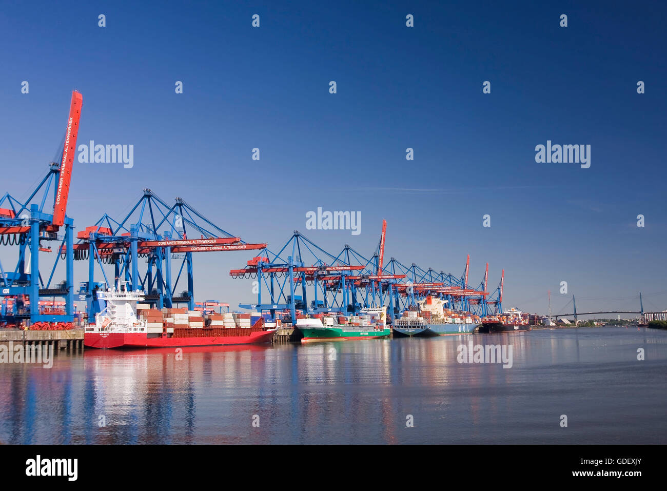 Containerschiffe und Feeder auf HHLA Container-Terminal, Hamburg, Deutschland, Europa Stockfoto
