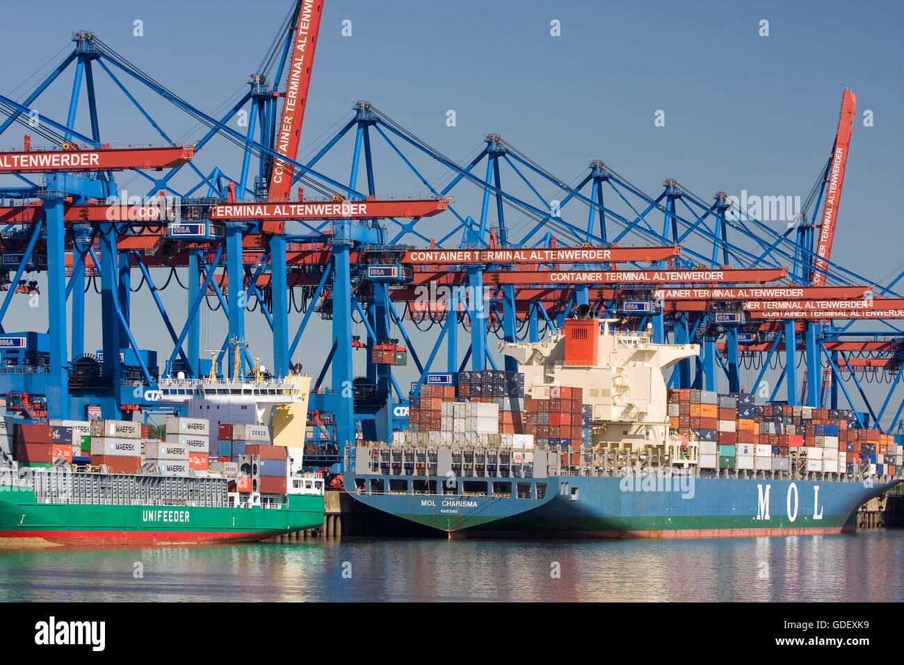 Containerschiffe und Feeder auf HHLA Container-Terminal, Hamburg, Deutschland, Europa Stockfoto