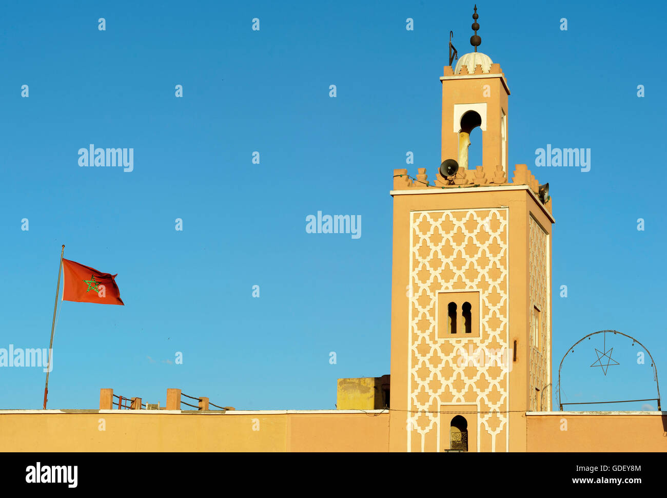 Marokko, Afrika, Platz Djemaa El Fna in Marrakesch, Moschee Turm Stockfoto