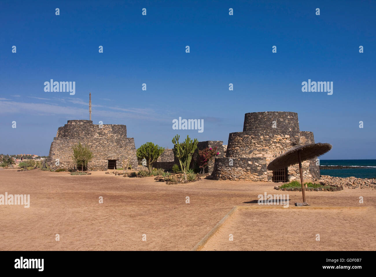 Alte Festung an der Strandpromenade von Caleta de Fuste, Fuerteventura, Kanarische Inseln, Spanien, Europa Stockfoto