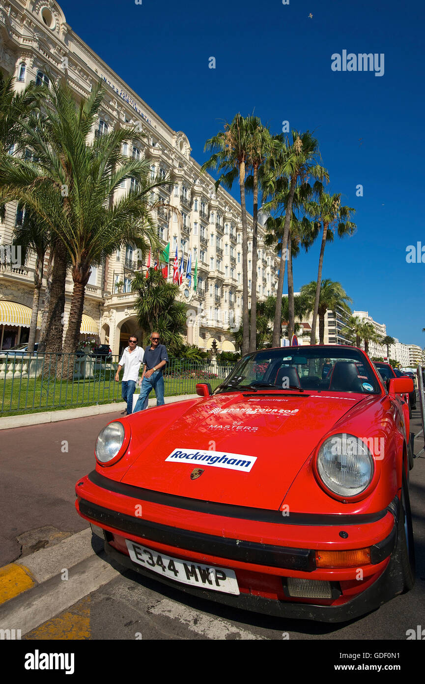 Porsche auf der Vorderseite des Hotel Carlton, Croisette in Cannes, Côte d ' Azur, Frankreich Stockfoto