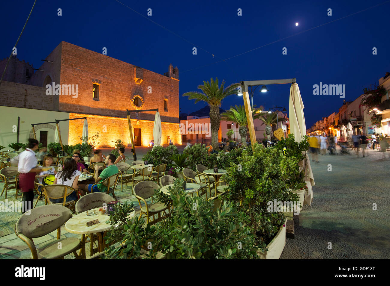 Street Cafe und Kirche in San Vito lo Capo, Sizilien, Italien Stockfoto