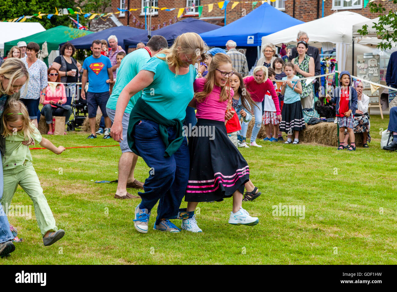 Familien nehmen Teil In einem traditionellen drei Beinen Rennen am Fairwarp Dorffest, Fairwarp, East Sussex, UK Stockfoto