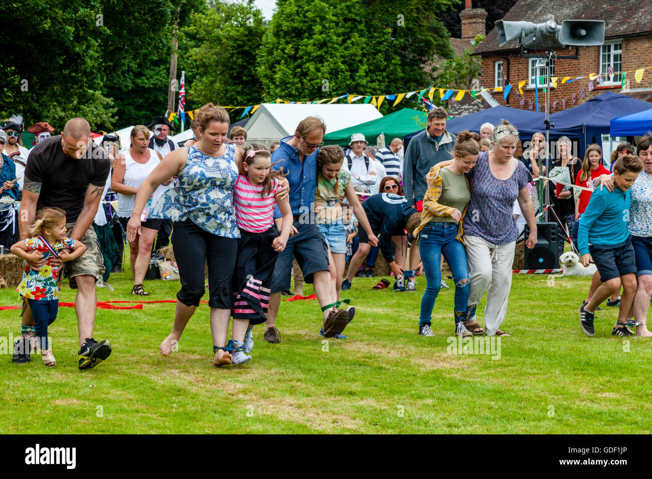 Familien nehmen Teil In einem traditionellen drei Beinen Rennen am Fairwarp Dorffest, Fairwarp, East Sussex, UK Stockfoto