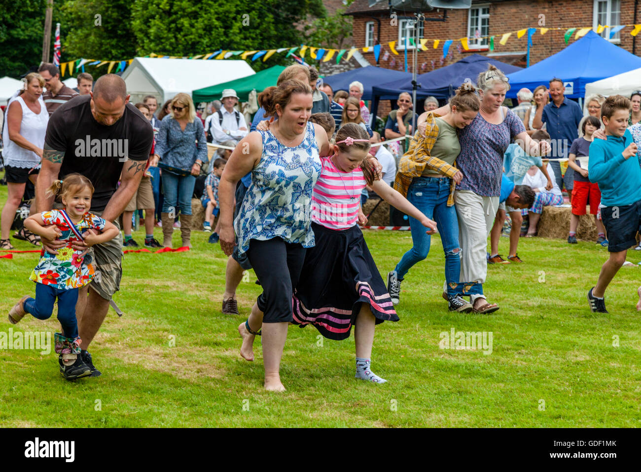 Familien nehmen Teil In einem traditionellen drei Beinen Rennen am Fairwarp Dorffest, Fairwarp, East Sussex, UK Stockfoto