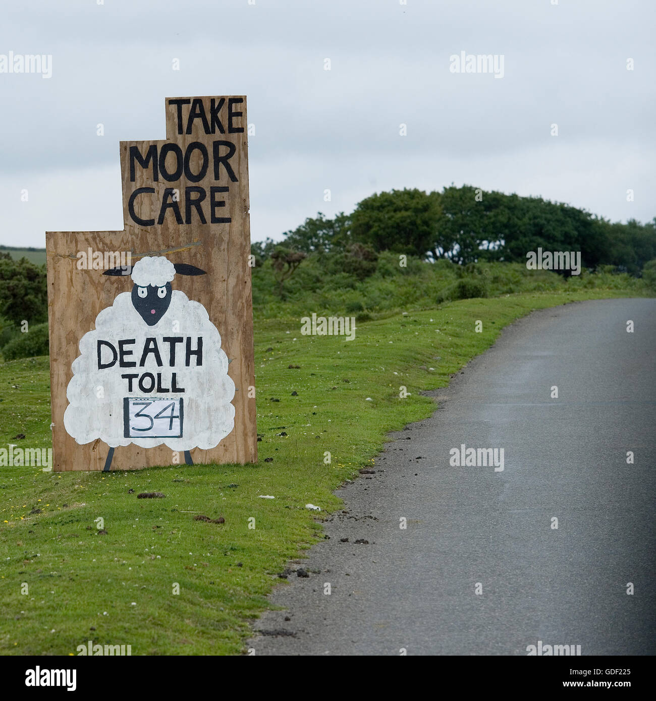 Melden Sie auf Dartmoor für gefährliches fahren Stockfoto