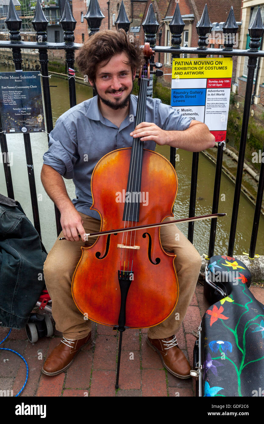 Ein Straßenmusikant spielt Musik In High Street, Lewes, Sussex, Großbritannien Stockfoto