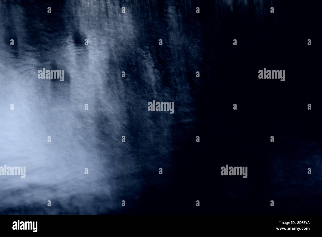 Dunkle verschwommen Zusammenfassung von Enten in einem Teich schwimmen. Stockfoto