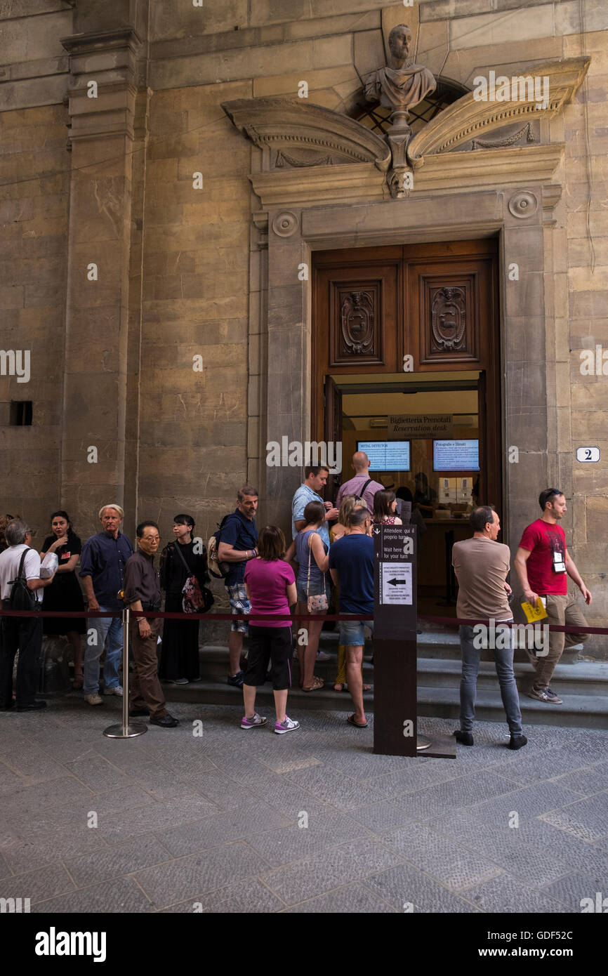 Warteschlange um vorgebucht Eintrittskarte für sammeln, die Galleria Degli Ufizzi, Florenz, Toskana, Italien Stockfoto