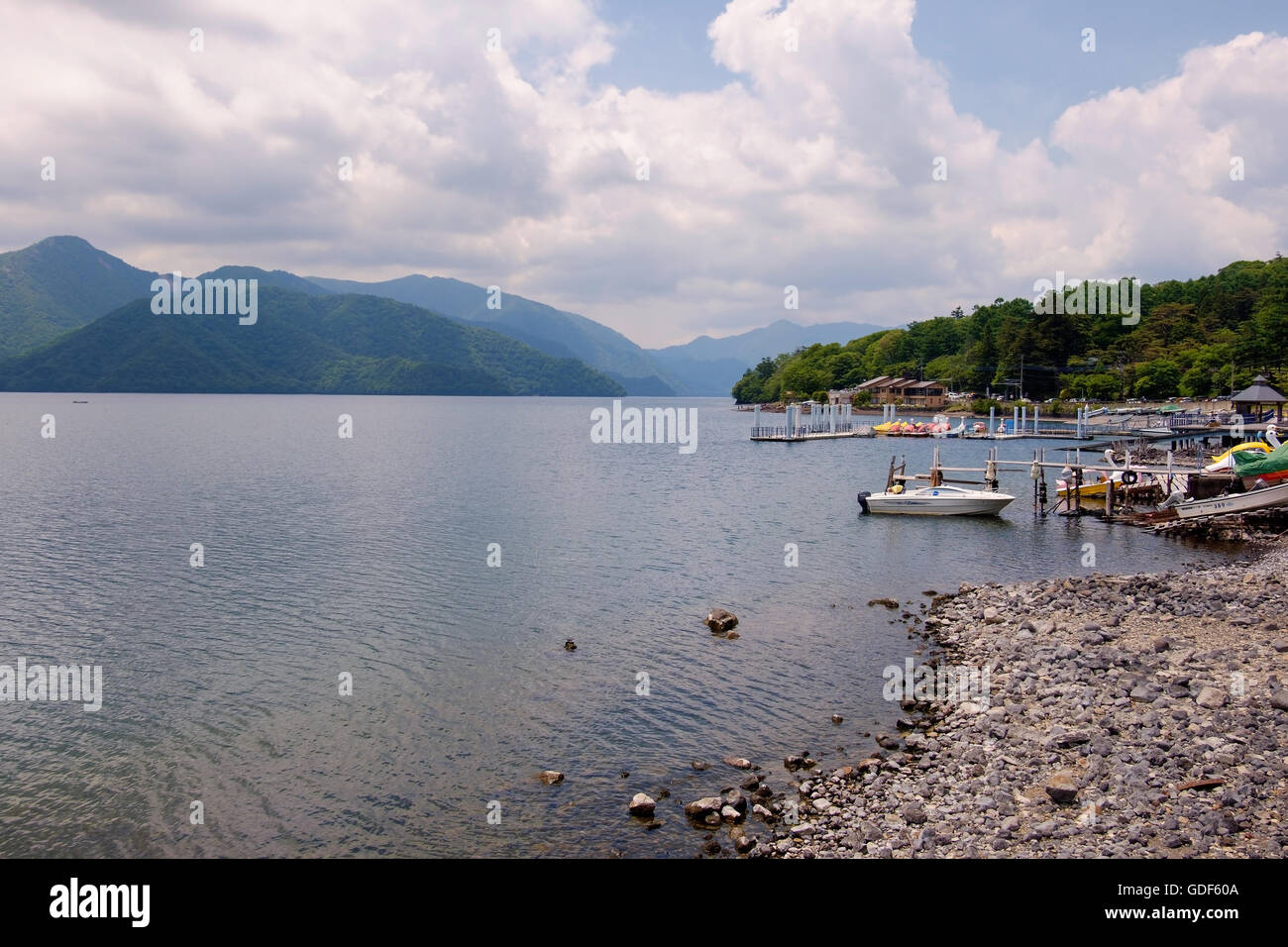 Die Berge rund um See Chuzenji in Nikko-Nationalpark, Japan. Stockfoto