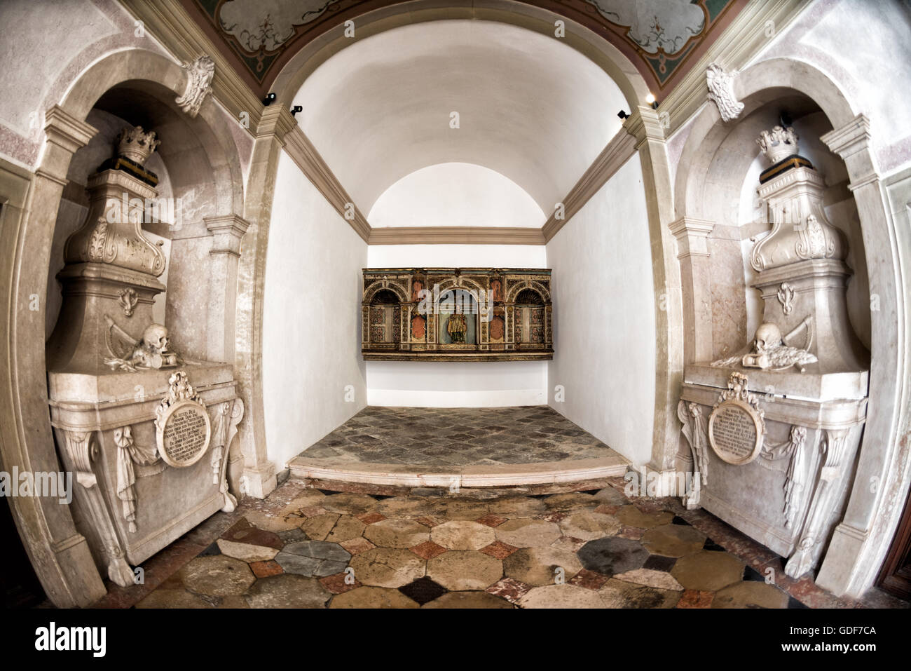 Lissabon, Portugal - das Kloster von São Vicente de Fora ist eine Kirche aus dem 17. Jahrhundert und das Kloster im Stadtteil Alfama in Lissabon. Freuen Sie sich auf kunstvoll verzierten Abschnitte im Stil des Barock sowie die Braganza-Pantheon, wo die Könige von 1640 bis 1910 regierte Portugal beigesetzt sind. Stockfoto