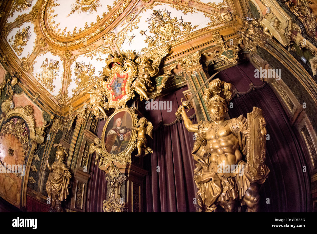 LISSABON, Portugal – das Museu Militar (Militärmuseum) im Lissabonner Stadtteil Santa Apolonia zeigt die reiche Militärgeschichte Portugals. Das Museum befindet sich in einer ehemaligen Artilleriegießerei und zeigt eine riesige Sammlung von Waffen, Uniformen und Artefakten vom Mittelalter bis zum 20. Jahrhundert. Die Exponate zeigen Portugals Beteiligung an verschiedenen Konflikten, darunter Napoleonischen Kriegen, Kolonialkampagnen und Weltkriegen, und bieten Besuchern einen umfassenden Einblick in das militärische Erbe der Nation. Stockfoto