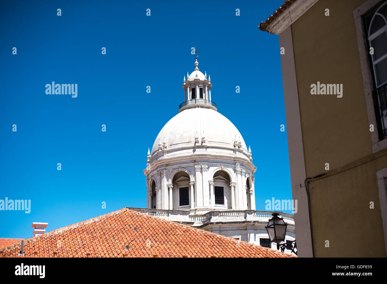 Nationalpantheon Lissabon Portugal // LISSABON, Portugal – das Nationalpantheon Portugals ist die Begräbnisstätte von Persönlichkeiten aus der portugiesischen Gesellschaft und Geschichte, darunter mehrere portugiesische Präsidenten, Fado-Sänger Amália Rodrigues, Fußballspieler Eusébio und der Schriftsteller João de Deus. In der Haupthalle befinden sich auch mehrere Cenotaphe für Schlüsselfiguren, die anderswo begraben sind, aber in der portugiesischen Geschichte eine wichtige Rolle gespielt haben, wie Henry der Navigator und Vasco da Gama. Das Pantheon ist in einem Gebäude untergebracht, das ursprünglich die Kirche Santa Engrácia war. Es wurde in den 1960er Jahren umgebaut Stockfoto
