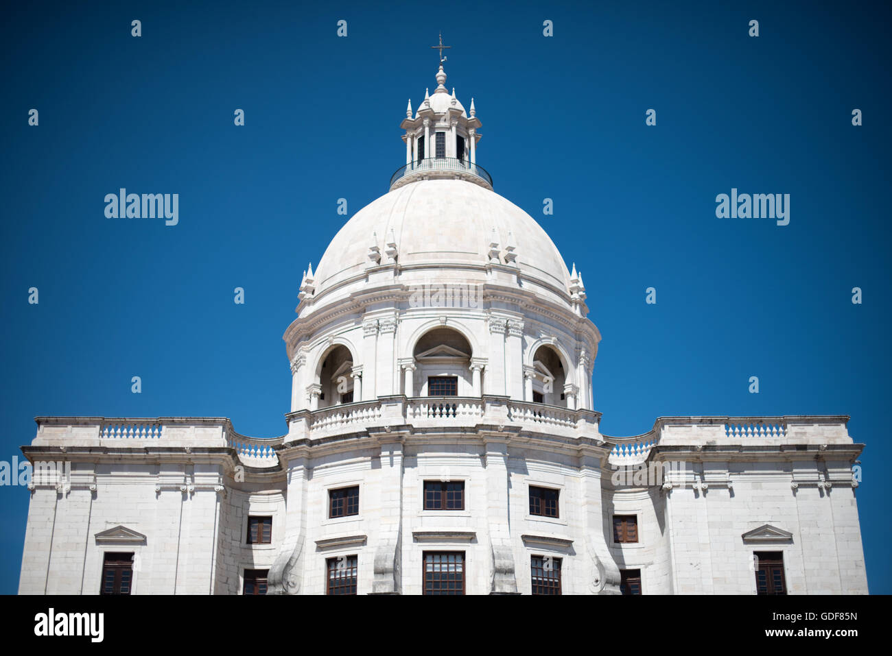 Nationalpantheon Lissabon Portugal // LISSABON, Portugal – das Nationalpantheon Portugals ist die Begräbnisstätte von Persönlichkeiten aus der portugiesischen Gesellschaft und Geschichte, darunter mehrere portugiesische Präsidenten, Fado-Sänger Amália Rodrigues, Fußballspieler Eusébio und der Schriftsteller João de Deus. In der Haupthalle befinden sich auch mehrere Cenotaphe für Schlüsselfiguren, die anderswo begraben sind, aber in der portugiesischen Geschichte eine wichtige Rolle gespielt haben, wie Henry der Navigator und Vasco da Gama. Das Pantheon ist in einem Gebäude untergebracht, das ursprünglich die Kirche Santa Engrácia war. Es wurde in den 1960er Jahren umgebaut Stockfoto