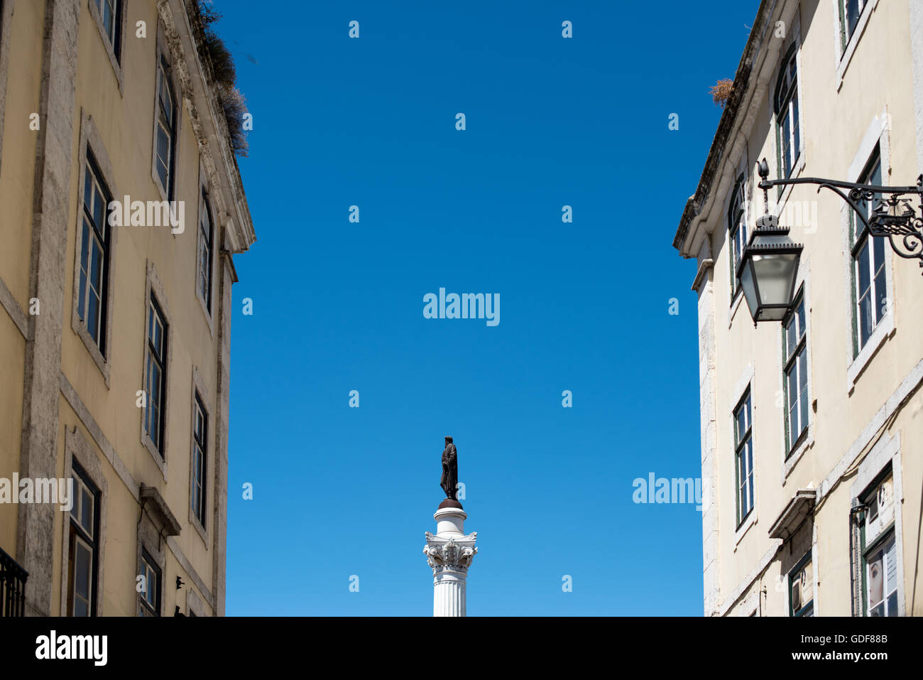 Lissabon, Portugal - offiziell bekannt als Pedro IV Quadrat (oder Praça de D. Pedro IV in portugiesischer Sprache), Rossio-Platz ist eine lebendige öffentliche Commons in Lissabon seit Jahrhunderten. In seiner Mitte steht eine Säule mit einer Statue von König Pedro IV (Peter IV; 1798-1834), das im Jahre 1870 errichtet wurde. Stockfoto