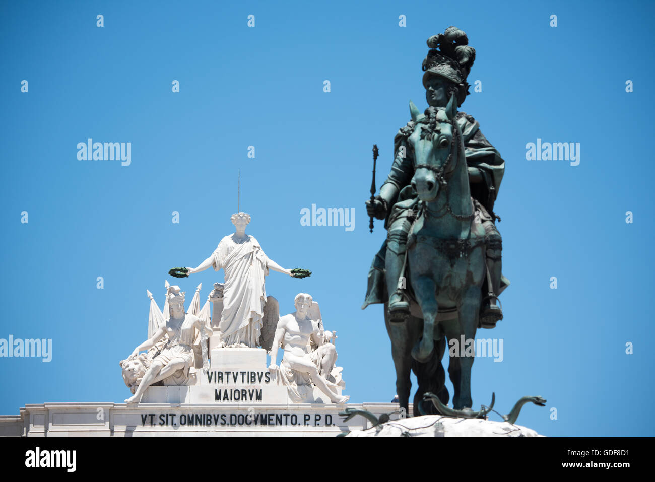 LISSABON, Portugal – die Reiterstatue von König Joseph I., die vom Bildhauer Joaquim Machado de Castro geschaffen wurde, steht im Zentrum von Praca do Comércio (Handelsplatz) im Stadtteil Pombaline. Hinter der Statue ist die Spitze des Arco da Rua Augusta zu sehen, gekrönt mit Skulpturen, die Glory Belohnende Tapferkeit und Genie darstellen. Auf diesem historischen Platz neben dem Fluss Tejo sind wichtige Elemente des portugiesischen Stadtdesigns und der Skulptur aus dem 18. Jahrhundert zu sehen. Stockfoto