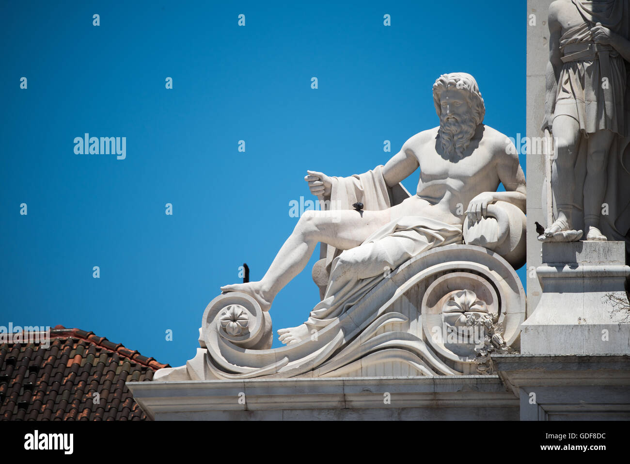 LISSABON, Portugal – Detail des Arco da Rua Augusta, eines Triumphbogens auf der Praca do Comércio (Handelsplatz) in Lissabons Stadtteil Pombaline. Der Bogen wurde zum Gedenken an den Wiederaufbau der Stadt nach dem Erdbeben von 1755 erbaut und zeigt kunstvolle Skulpturen und architektonische Details. Auf dem Bogen stehen Skulpturen für Glory Belohnende Tapferkeit und Genie, die Lissabons Widerstandsfähigkeit und Renaissance symbolisieren. Stockfoto