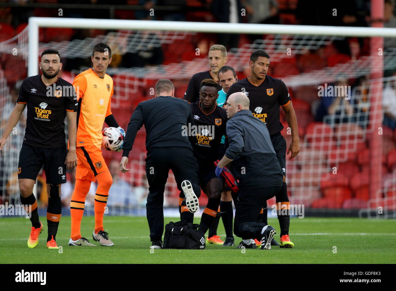 Hull City Moses Odubajo wird auf die Beine geholfen, nach einer Verletzung während der Vorsaison Freundschaftsspiel im Blundell Park, Cleethorpes. Pressefoto ASSOCIAITON. Bild Datum: Freitag, 15. Juli 2016. Finden Sie unter PA Geschichte Fußball Grimsby. Bildnachweis sollte lauten: Richard Verkäufer/PA Wire. Einschränkungen: EDITORIAL verwenden nur keine unbefugten Audio, Video, Daten, Spielpläne, Verbandsliga/Logos oder "live"-Dienste. Im Spiel Onlinenutzung beschränkt auf 75 Bilder, keine video Emulation. Keine Verwendung in Wetten, Spiele oder Vereinsspieler/Liga/Einzelpublikationen. Stockfoto