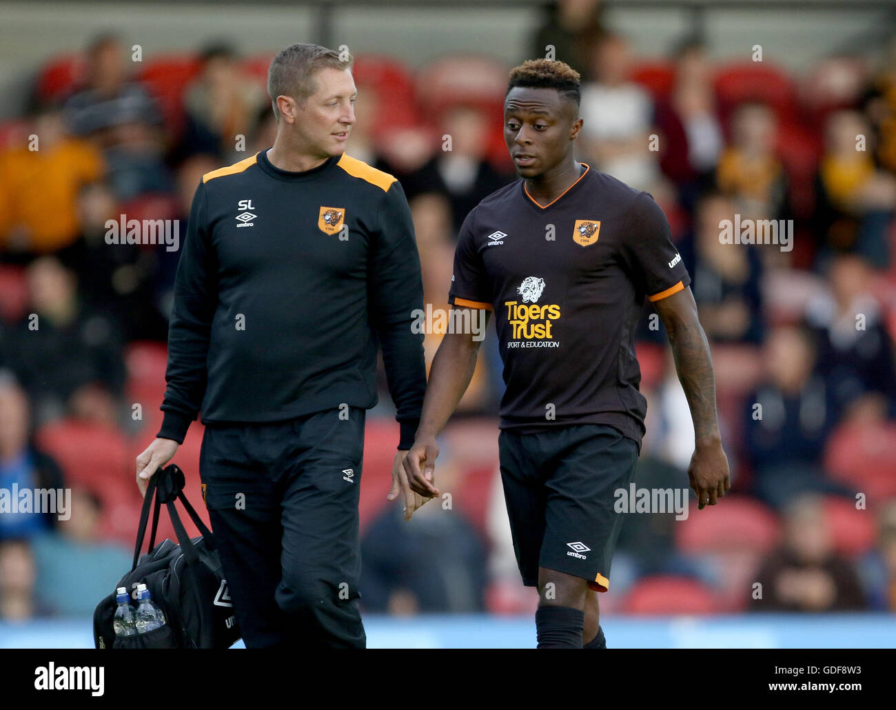 Hull City Moses Odubajo spricht senior erste Team Physio Stuart Leake nach Verletzung während der Vorsaison Freundschaftsspiel im Blundell Park, Cleethorpes. Pressefoto ASSOCIAITON. Bild Datum: Freitag, 15. Juli 2016. Finden Sie unter PA Geschichte Fußball Grimsby. Bildnachweis sollte lauten: Richard Verkäufer/PA Wire. Einschränkungen: EDITORIAL verwenden nur keine unbefugten Audio, Video, Daten, Spielpläne, Verbandsliga/Logos oder "live"-Dienste. Im Spiel Onlinenutzung beschränkt auf 75 Bilder, keine video Emulation. Keine Verwendung in Wetten, Spiele oder Vereinsspieler/Liga/Einzelpublikationen. Stockfoto