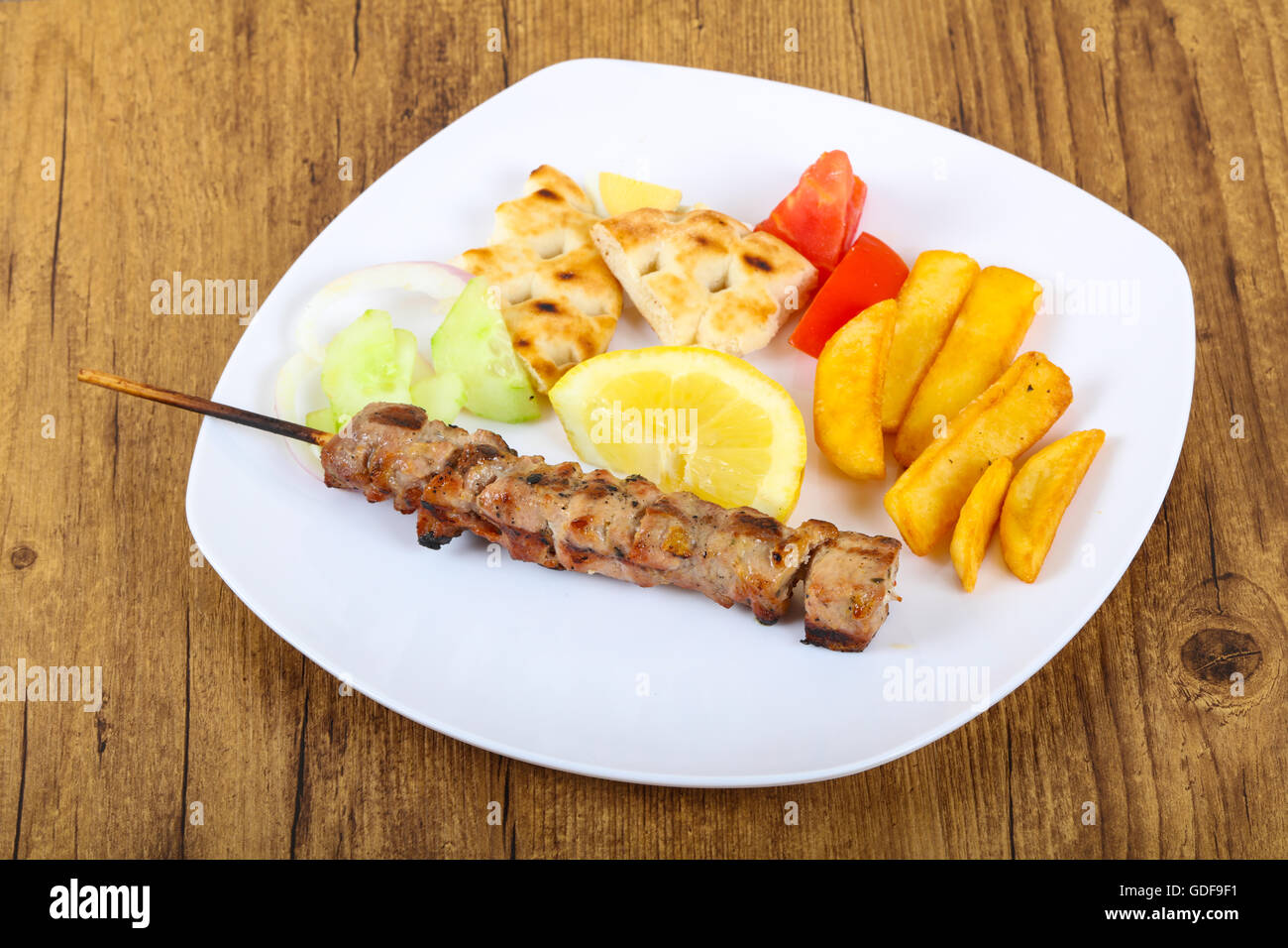 Traditionellen griechischen Küche Souvlaki mit Zitrone und Kartoffeln Stockfoto