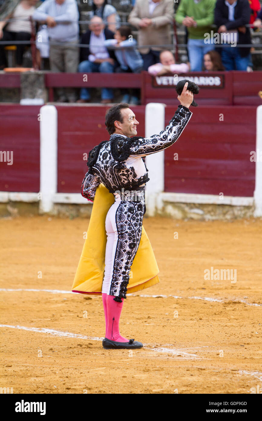 Der spanische Stierkämpfer El Cid Gruß an die Öffentlichkeit mit der Kappe in der Hand in Dankbarkeit an den Stierkampf in der Stierkampfarena Stockfoto