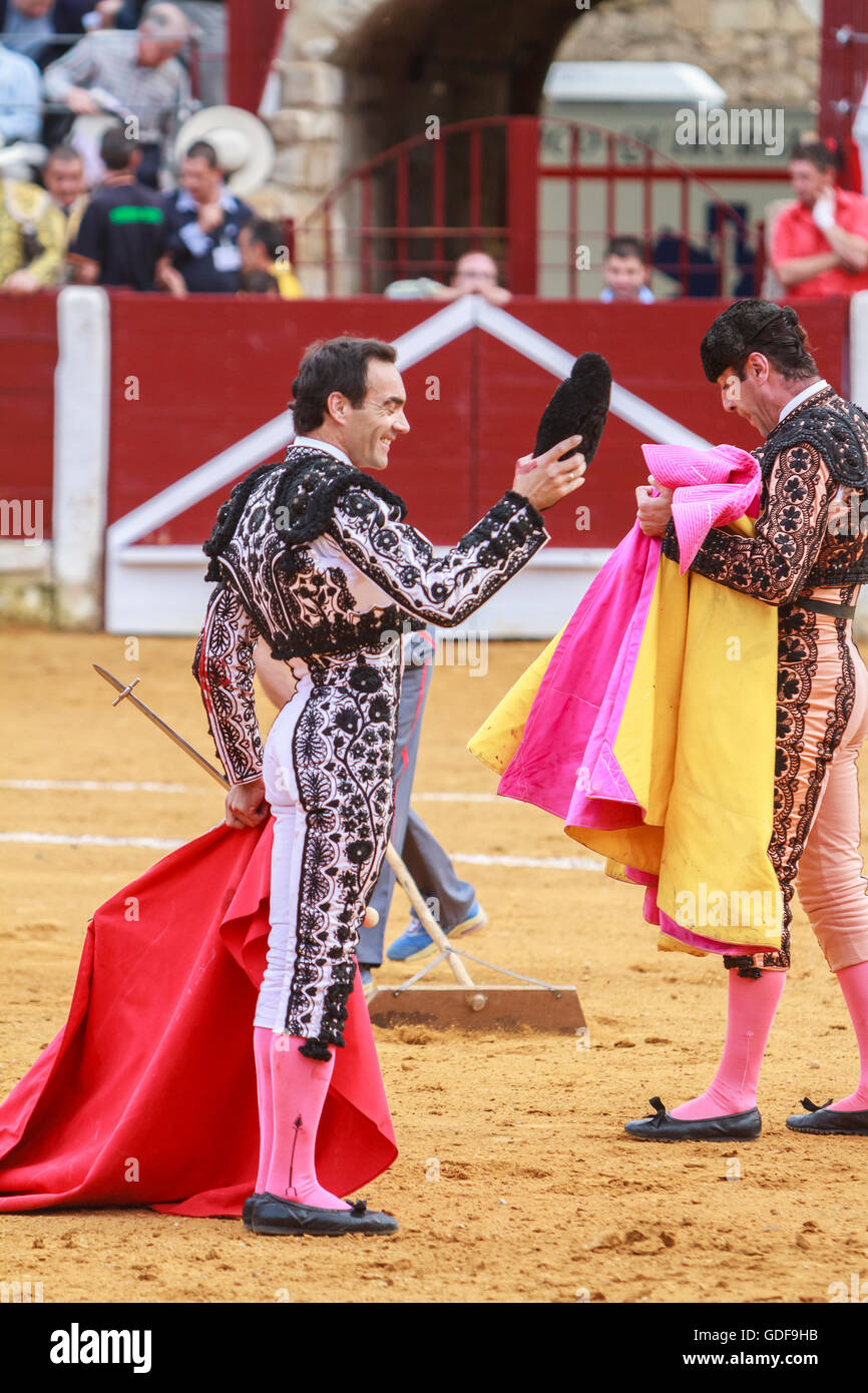 Der spanische Stierkämpfer El Cid Gruß an die Öffentlichkeit mit der Kappe in der Hand in Dankbarkeit an den Stierkampf in der Stierkampfarena Stockfoto