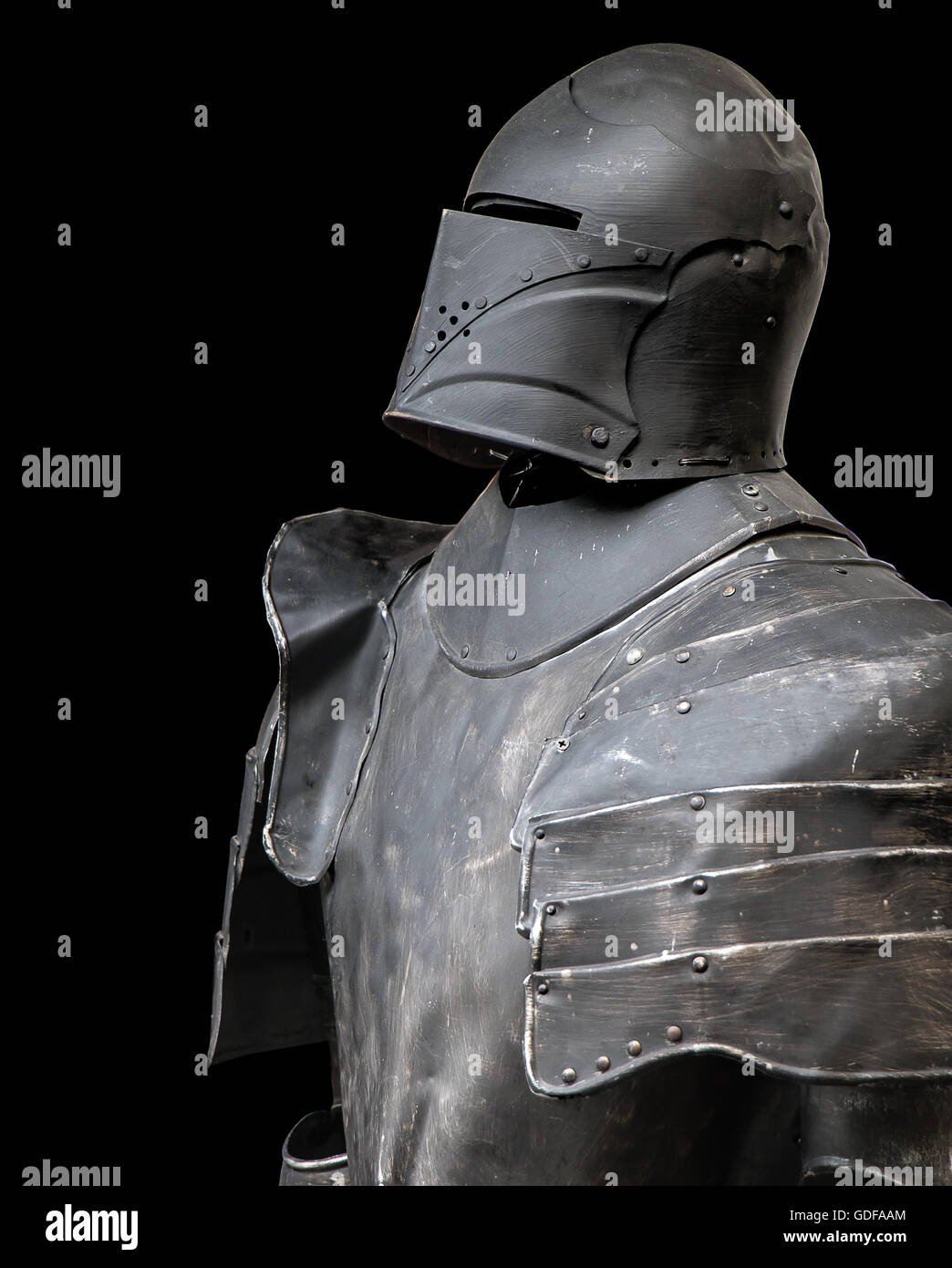Die Eisen-Rüstung für einen Ritter auf einem schwarzen Hintergrund Stockfoto