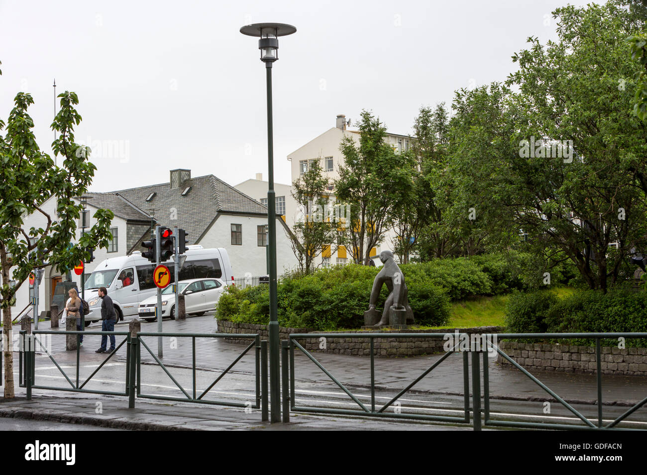 Statue Wasserträger Asmundur Sveinsson, Laekjargata Straße und Bankastraeti, Reykjavik, Island Stockfoto