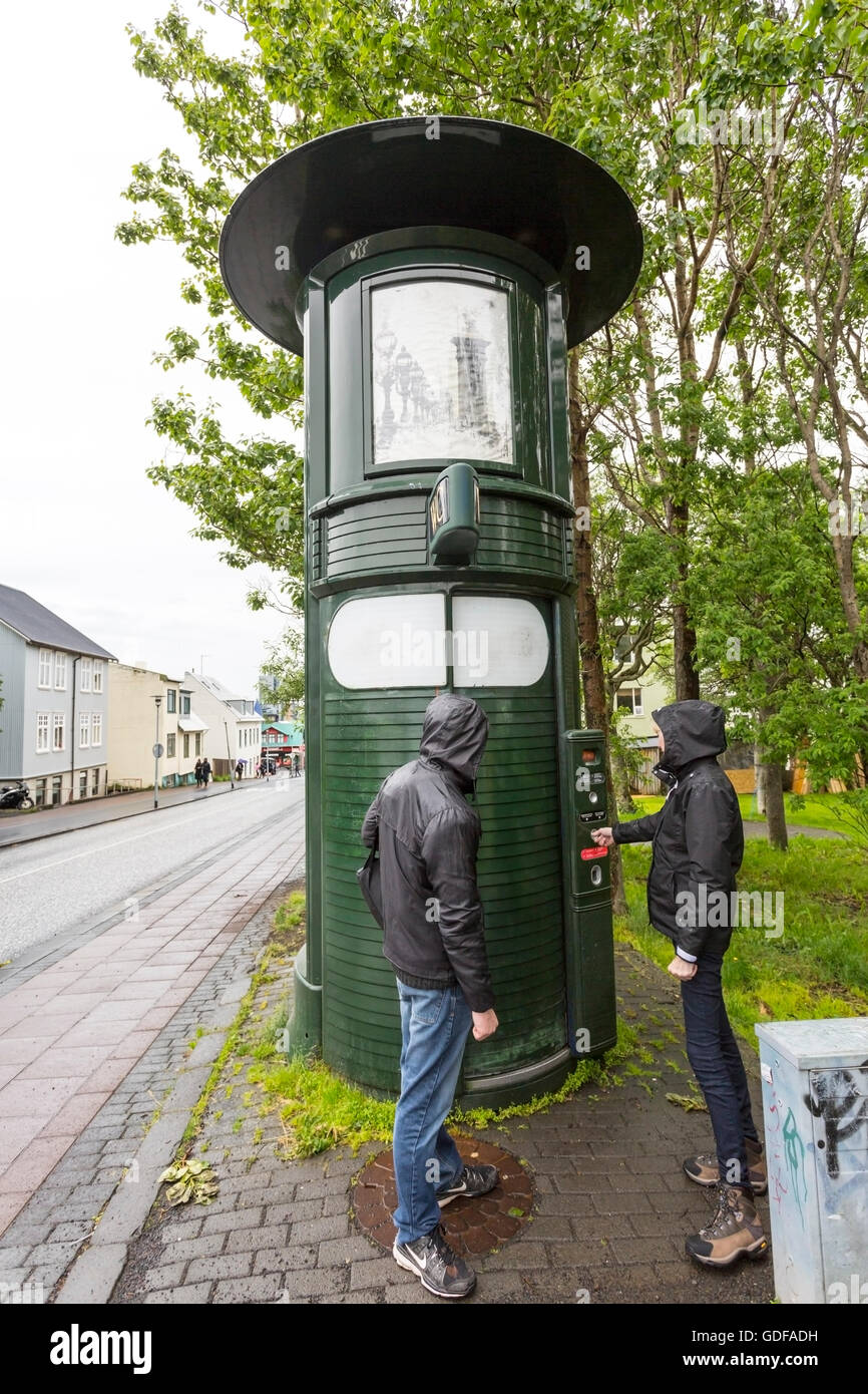 Touristen, die mit öffentlichen Waschraum, Frakkastigur Street, Reykjavik, Island Stockfoto