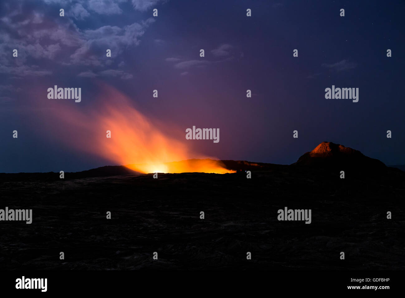 Eruption in der Nacht, Krater des aktiven Vulkans Erta Ale, Danakil-Senke, Afar-Dreieck, Äthiopien Stockfoto