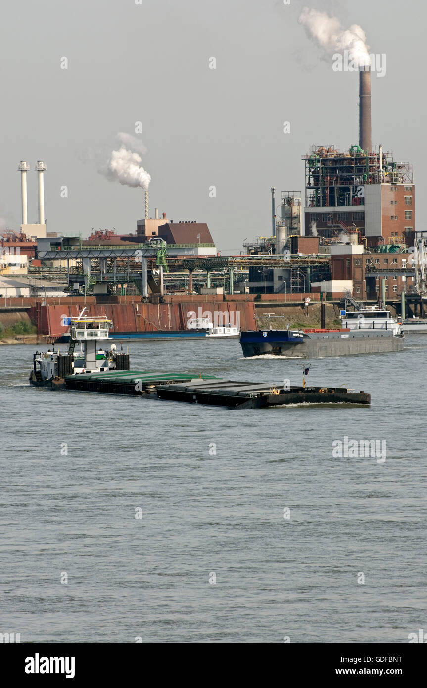 Industrial-Szene auf dem Rhein im Chempark Krefeld-Uerdingen, North Rhine-Westphalia Stockfoto