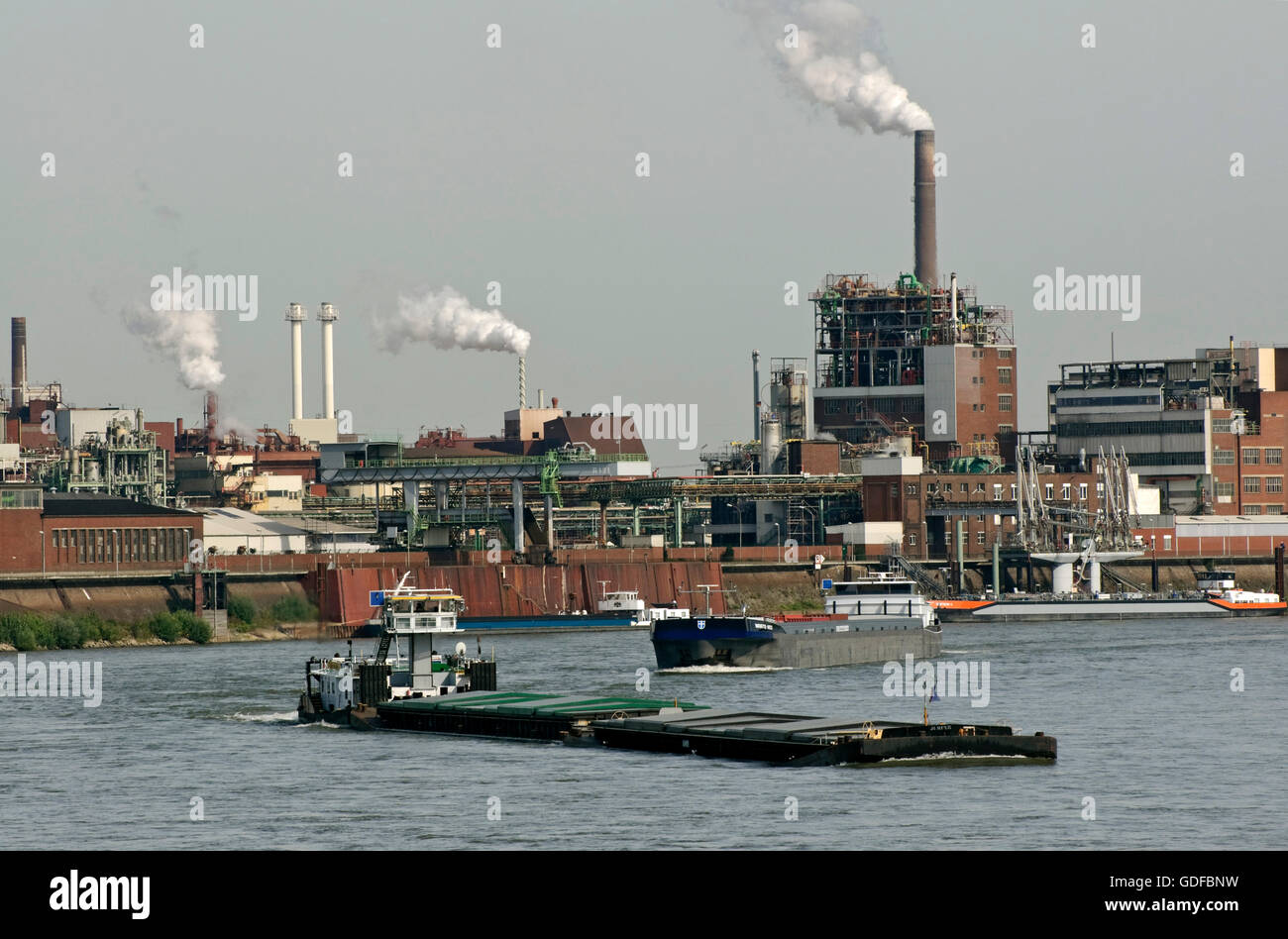 Industrial-Szene auf dem Rhein im Chempark Krefeld-Uerdingen, North Rhine-Westphalia Stockfoto