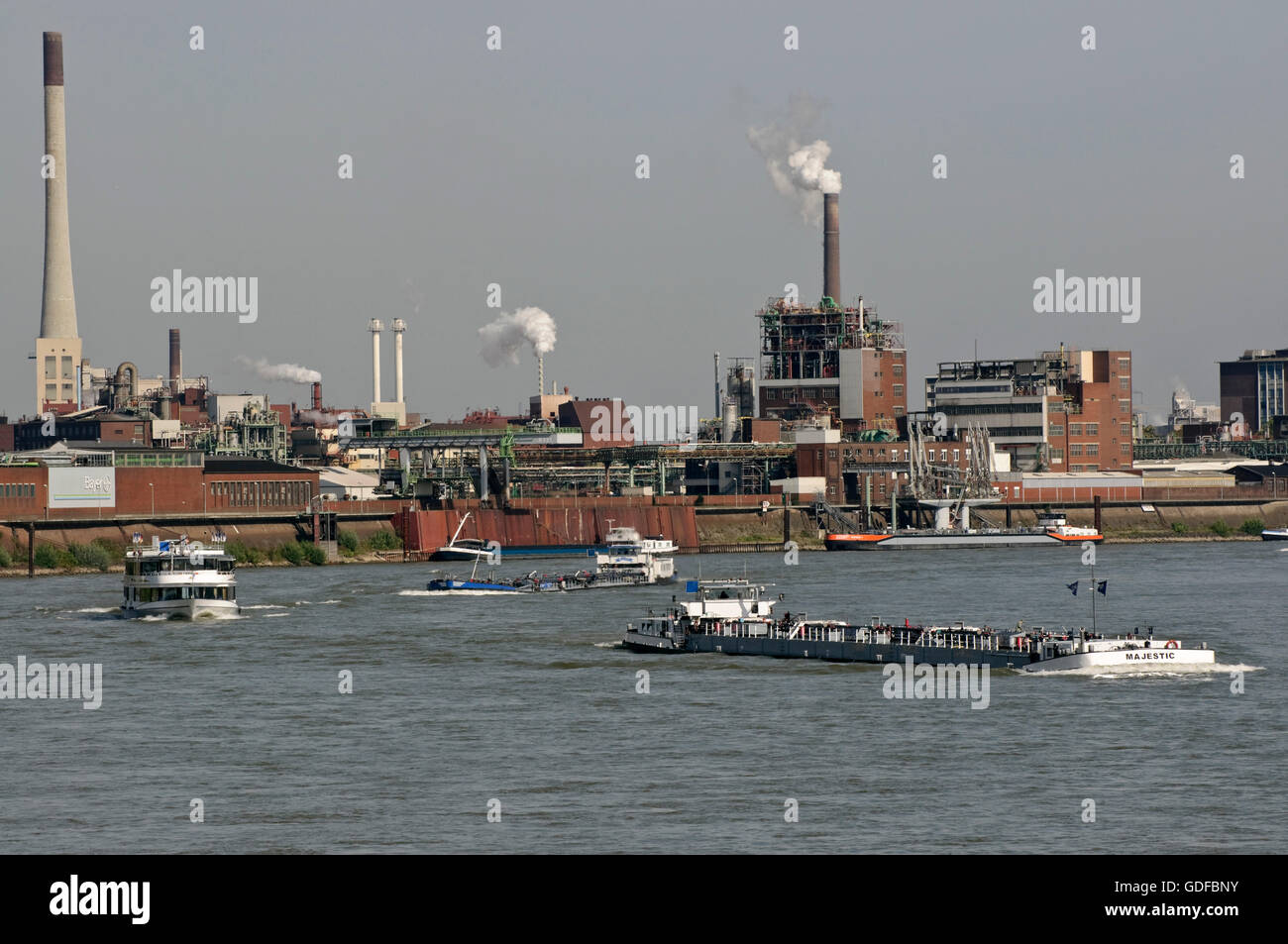Industrial-Szene auf dem Rhein im Chempark Krefeld-Uerdingen, North Rhine-Westphalia Stockfoto