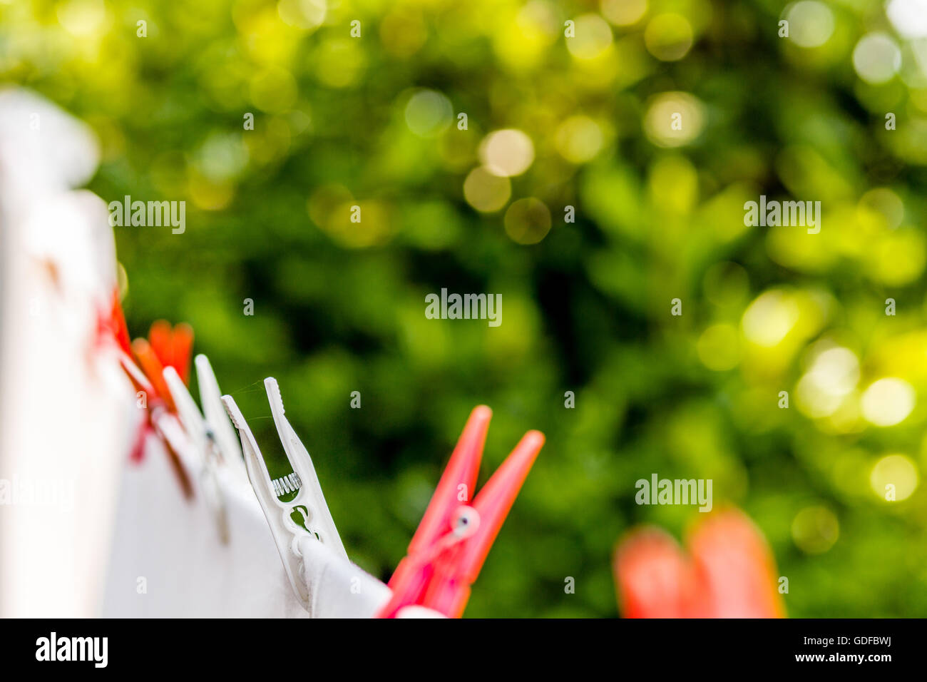 Kleidung zum Trocknen mit Heringe gehängt, aber nach dem Waschen sind sie noch schmutzig Stockfoto