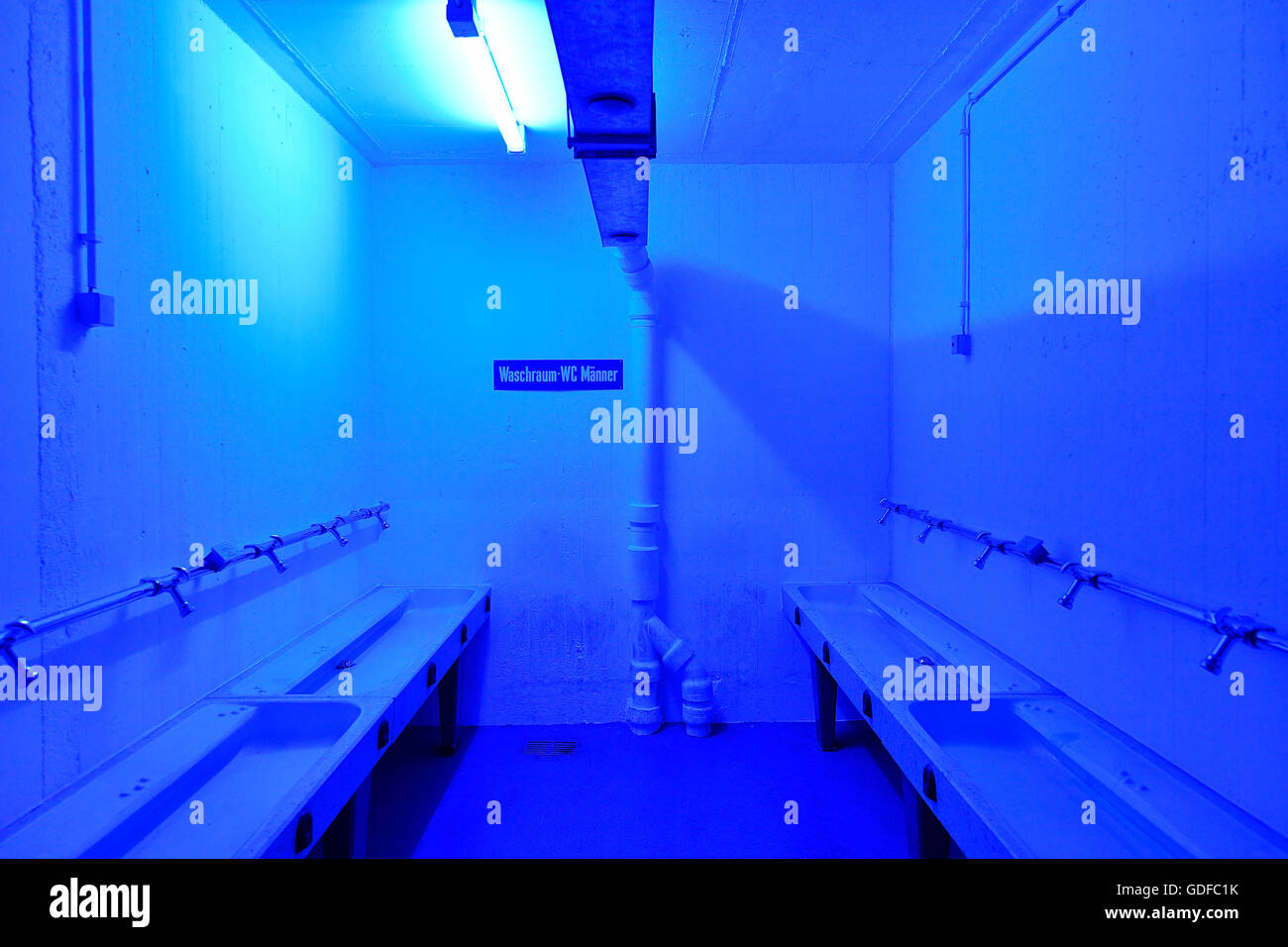 Waschbecken, sanitäre Einrichtungen für Männer, Sozialeinrichtung, einem ehemaligen Atombunker, Atomschutzbunker, museum Stockfoto