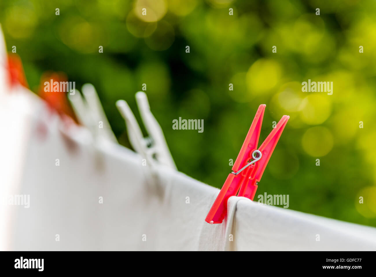 Kleidung zum Trocknen mit Heringe gehängt, aber nach dem Waschen sind sie noch schmutzig Stockfoto