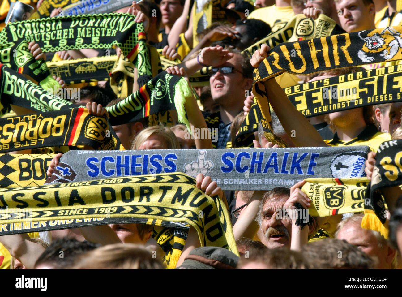 BVB-Fans halten ihre Schals, Bundesliga-Fußball-Liga-Saison 2010 / 2011 3. Match, Borussia Dortmund - VfL Wolfsburg Stockfoto