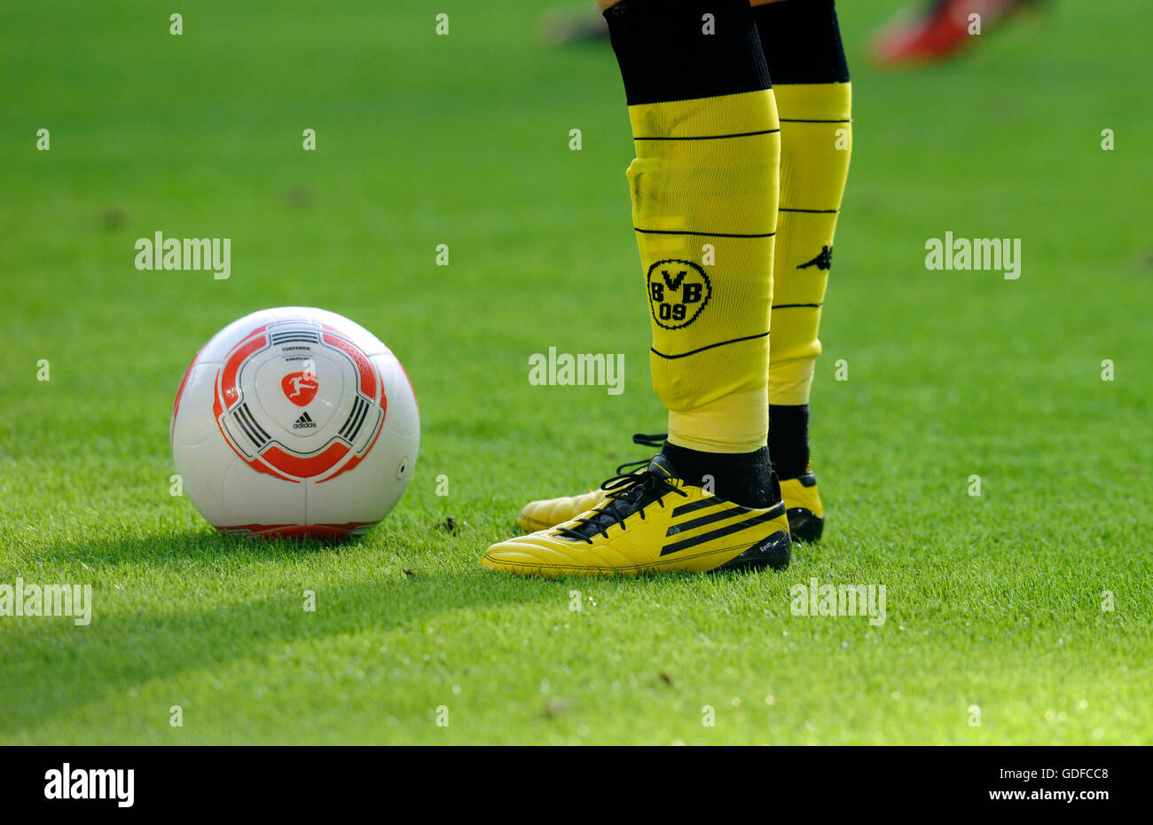 Adidas-Liga-Ball "Torfabrik und Beine eines BVB-Spieler, Bundesliga-Fußball-Liga, Saison 2010 / 2011 3. Match, Borussia Stockfoto