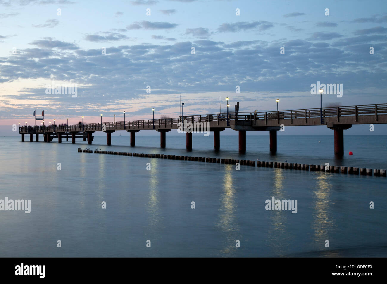 Pier in der Nacht, Ostsee Resort Stadt von Zingst, Mecklenburg-Vorpommern Stockfoto