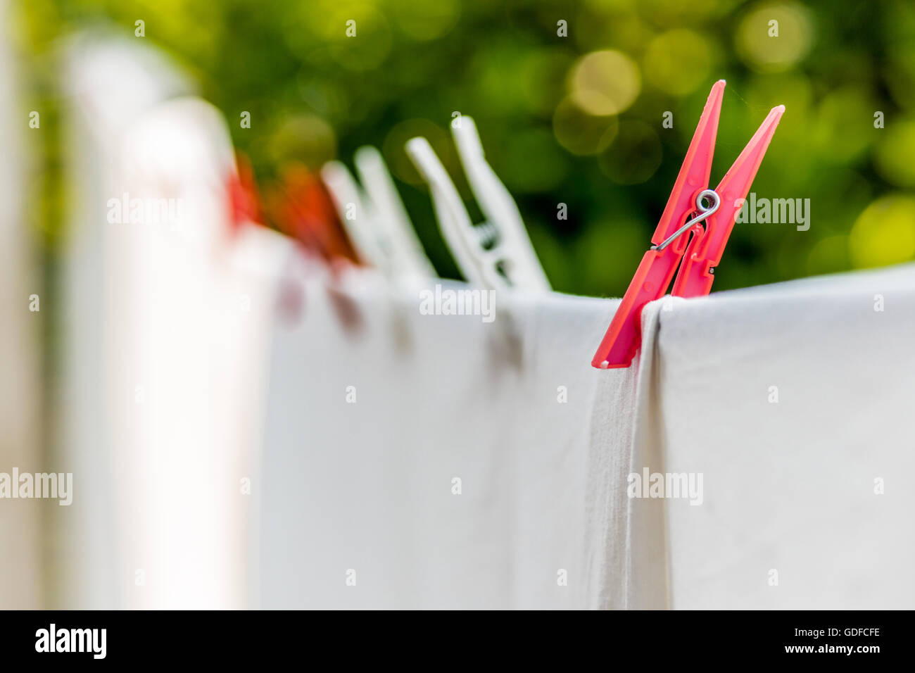 Kleidung zum Trocknen mit Heringe gehängt, aber nach dem Waschen sind sie noch schmutzig Stockfoto