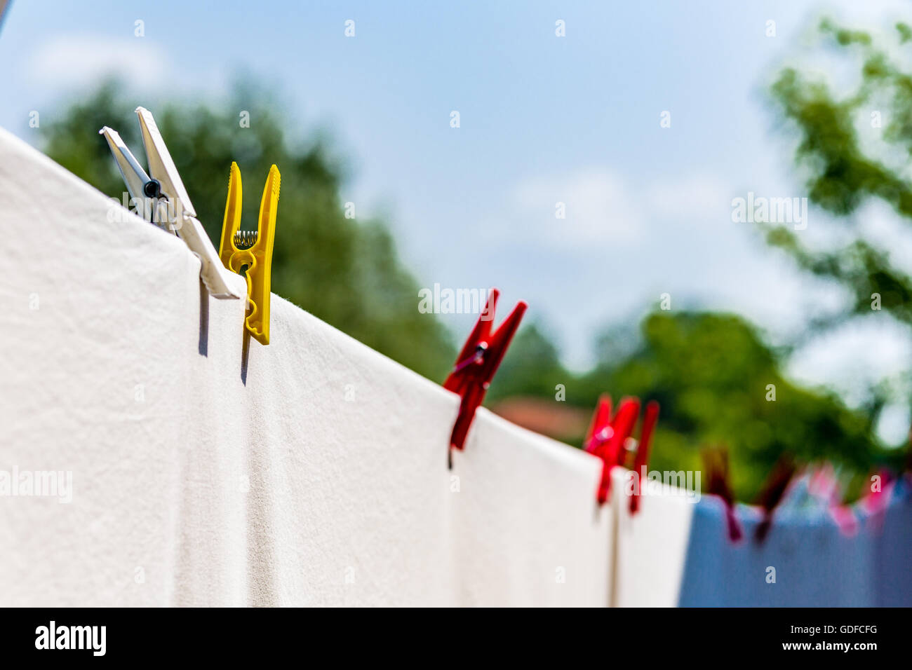 Kleidung zum Trocknen mit Heringe gehängt, aber nach dem Waschen sind sie noch schmutzig Stockfoto