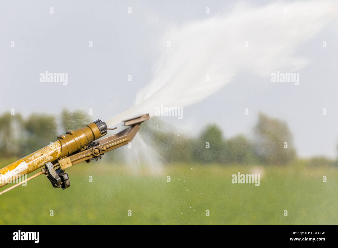 Details der Sprinkleranlage bewässern Felder, insbesondere die Zeit, die der Wasserstrahl trifft die Feder Hebel Stockfoto