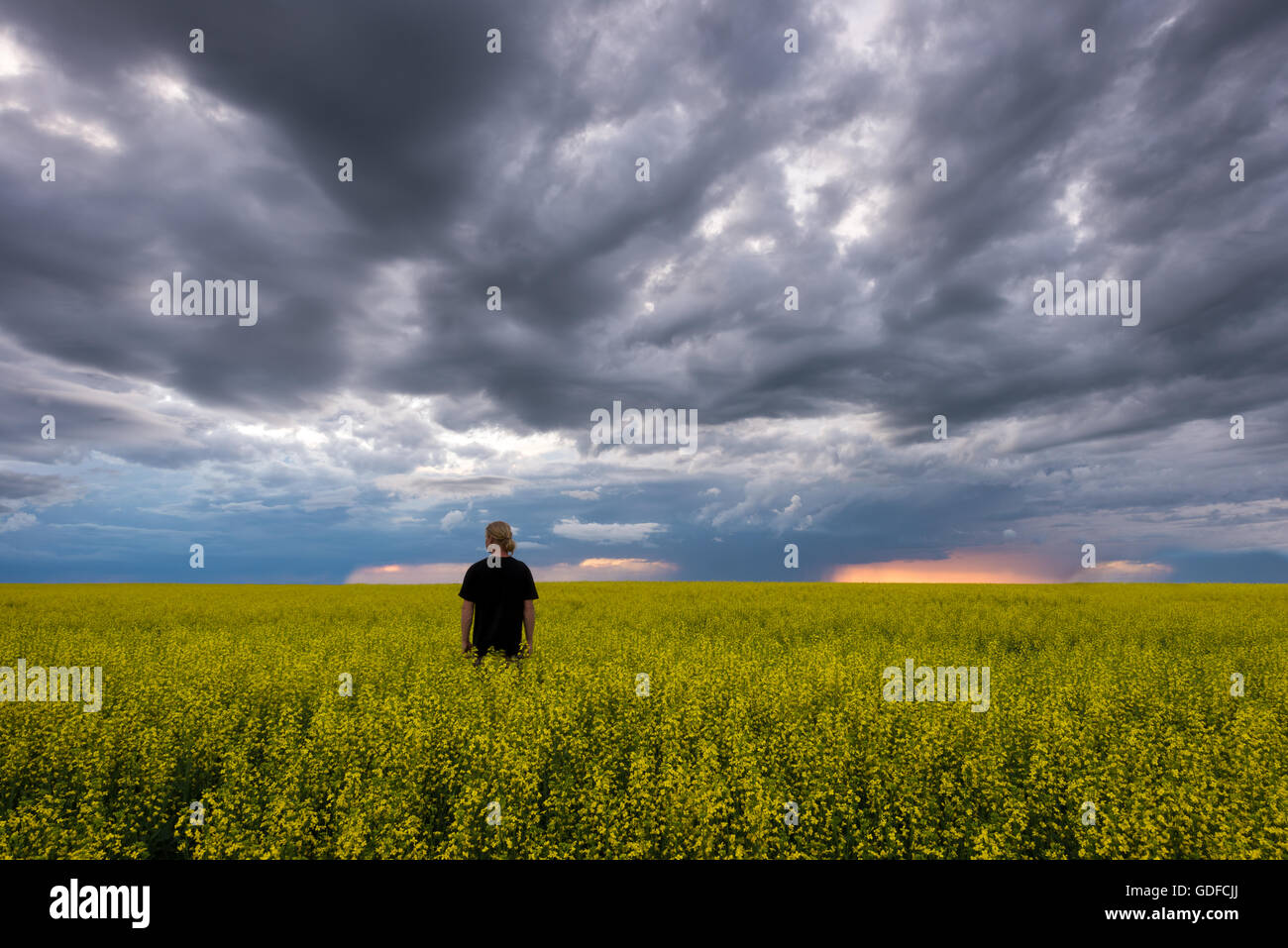 Einsamer Kerl in weiten, offenen Hof Feld bei Sturm Stockfoto