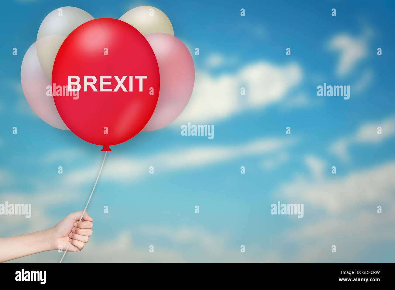 Hand hält Austritt oder britischen Ausfahrt Ballon mit Himmel Hintergrund unscharf Stockfoto