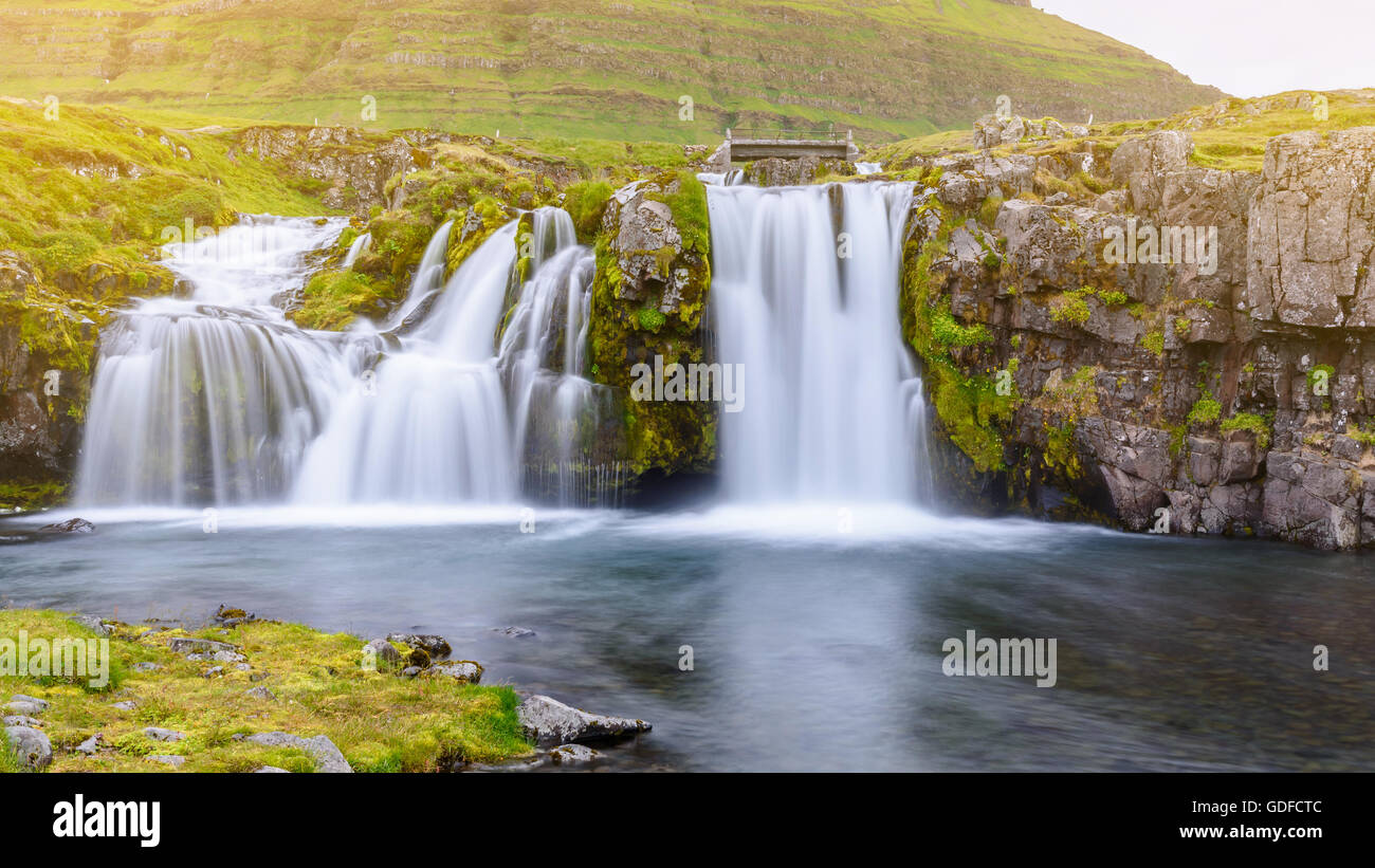Schöner Wasserfall Landschaft am Berg Kirkjufell, Snaefellsnes Halbinsel, Island, mit weichen Lichteffekt Stockfoto