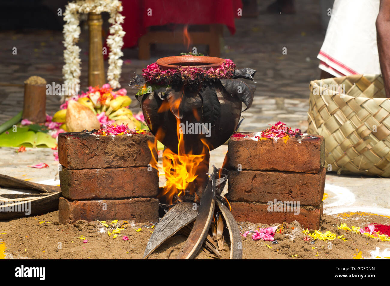 Tontopf von Schwarz für rituelle Zeremonien bestimmt. Pongala Rituale bieten Bolied Reis godness Stockfoto