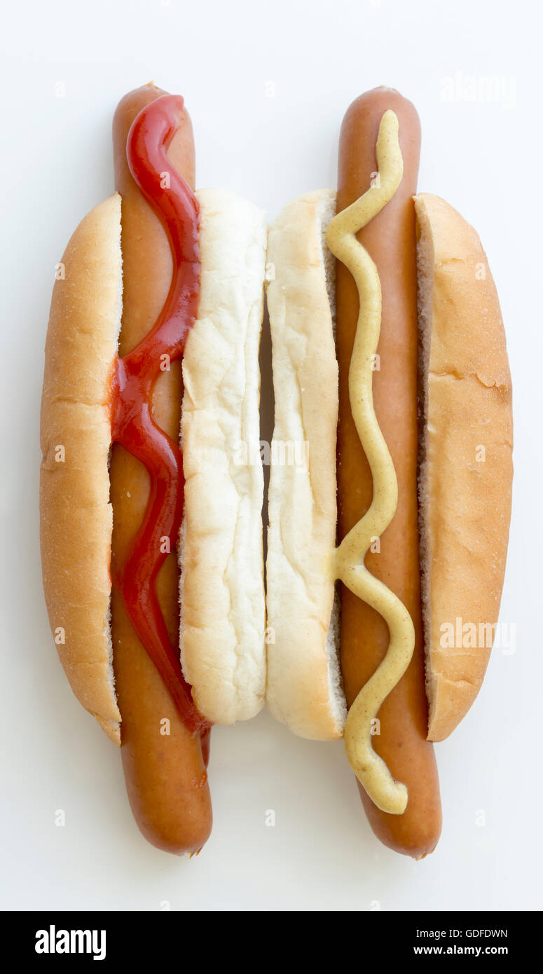 Paar Hotdogs Close Up auf weißem Hintergrund. Stockfoto